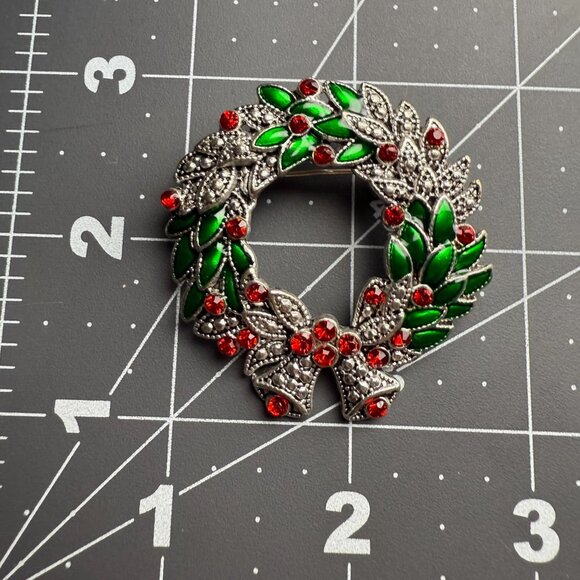Vintage Christmas Wreath Brooch Pin With Red Rhinestones Green Enamel Bow KC Sig - Picture 4 of 4